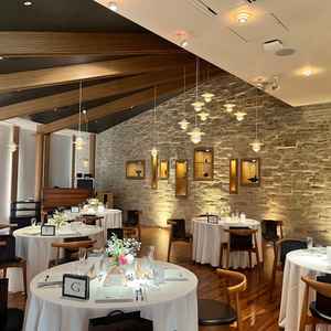 40名くらい入る披露宴会場です。