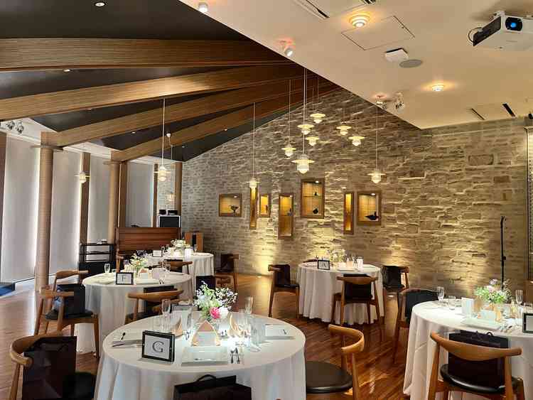 40名くらい入る披露宴会場です。