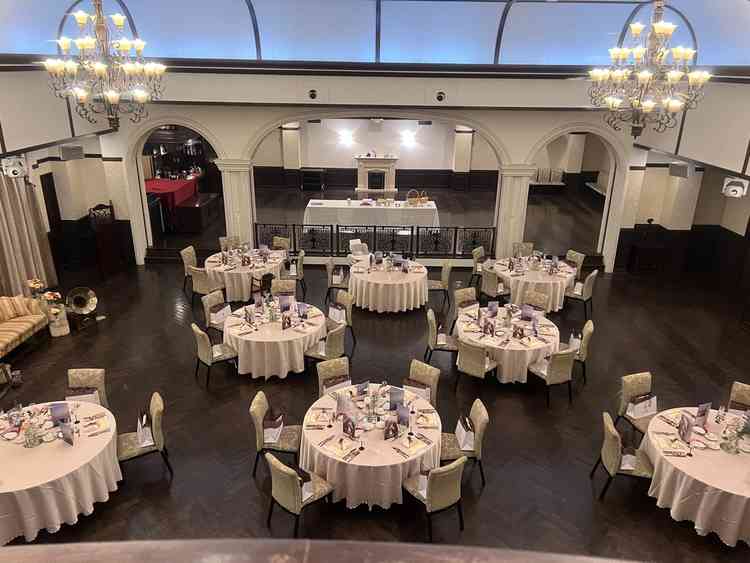 披露宴会場。広く、使い方も色々考えられる。