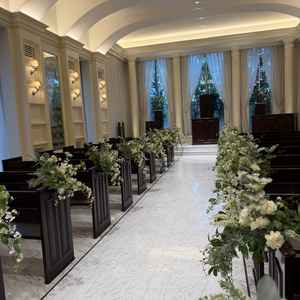 チャペルです。ここも白基調ですが、温かみを、出すために真っ白ではなくベージュぽくなってます