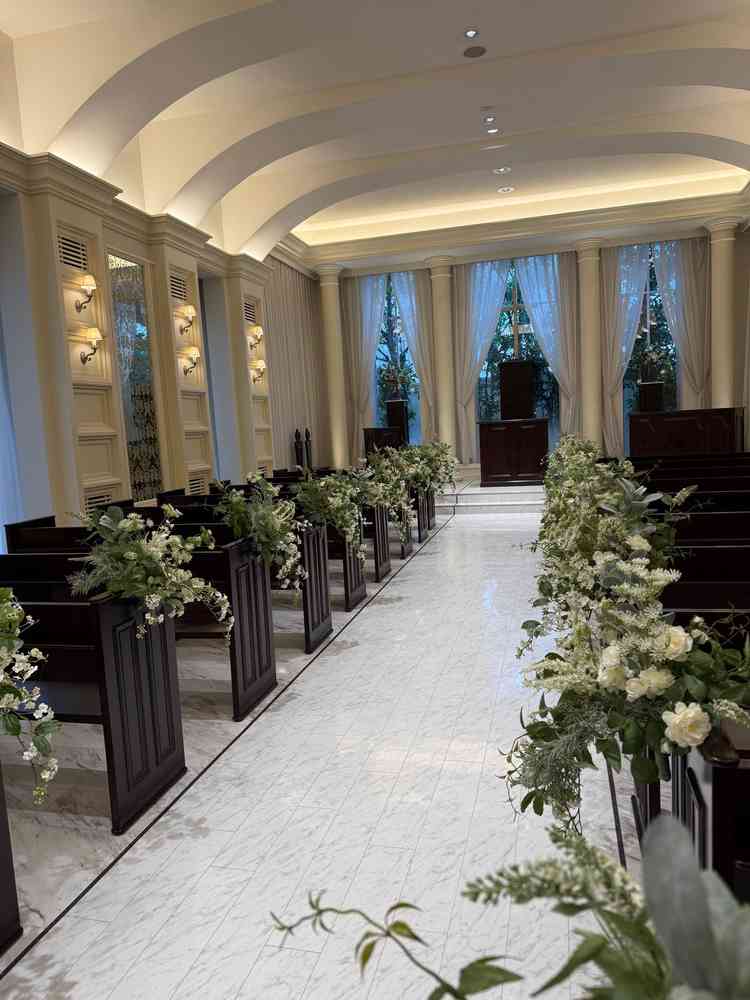 チャペルです。ここも白基調ですが、温かみを、出すために真っ白ではなくベージュぽくなってます