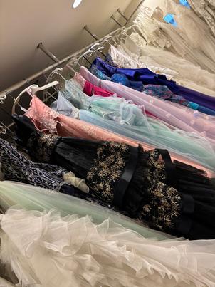 ドレスサロンが式場にある。ただ少し種類が少なそうに感じたが、別会場から取り寄せも可能と言われた。