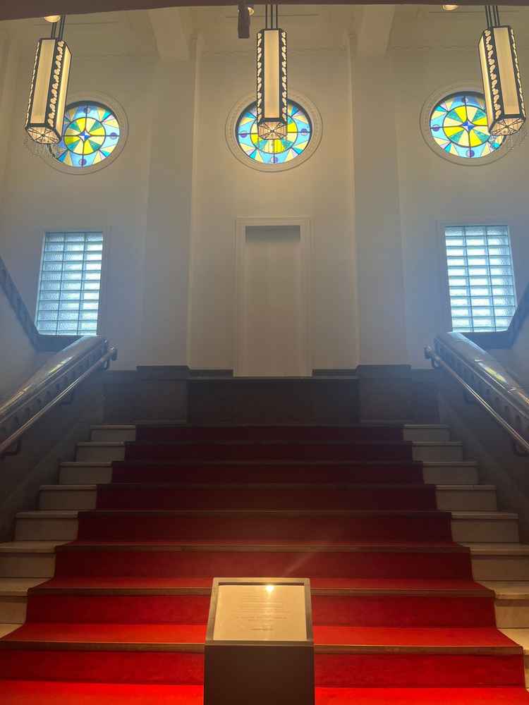 写真映えする赤の階段とステンドグラスが素敵でした。