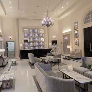 受付の広場。ゲストと受付係の距離が近く、受付係の疎外感が無さそう。