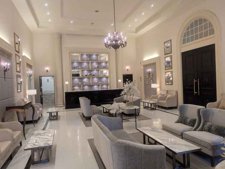 受付の広場。ゲストと受付係の距離が近く、受付係の疎外感が無さそう。