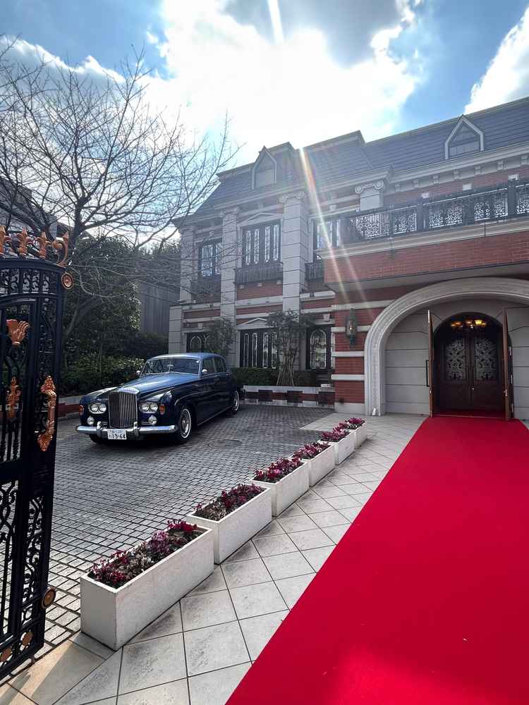 入り口からの外観。周囲が住宅街なので、高層ビルが背景に映らないのがよい。晴れていると日差しもいい感じ