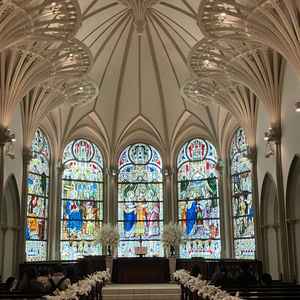アートグレイス大聖堂。バ－ジンロ－ドは長く、大きなステンドグラスが魅力的で高級感があります。