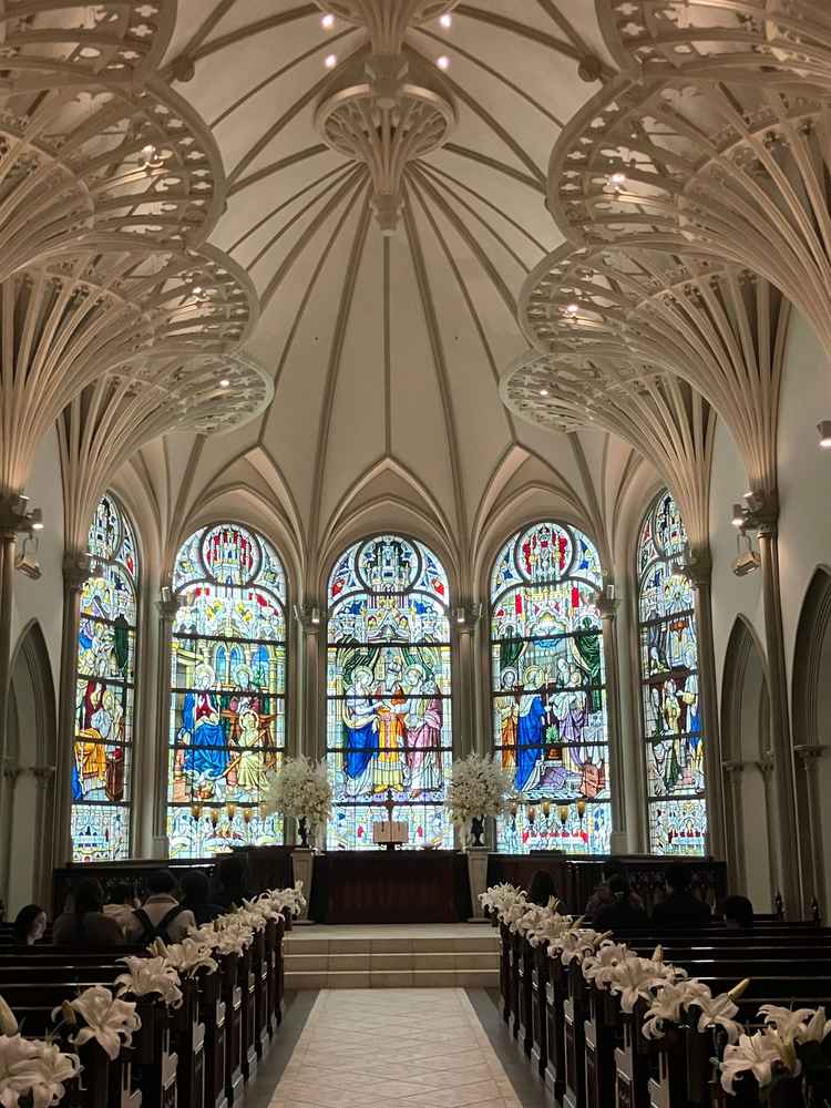 アートグレイス大聖堂。バ－ジンロ－ドは長く、大きなステンドグラスが魅力的で高級感があります。