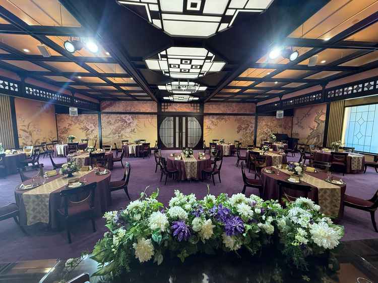 4階の広い披露宴会場の高砂からの写真です。