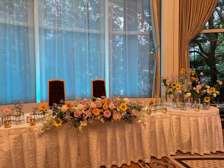 1番人気という披露宴会場での高砂装花。ボリューム感や花の種類など希望に合わせてくれるとのこと。