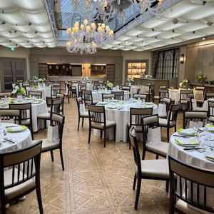 披露宴会場の写真。外から自然光が差込む作り、雨でも照明設備のおかげで暗くなることはなかった。