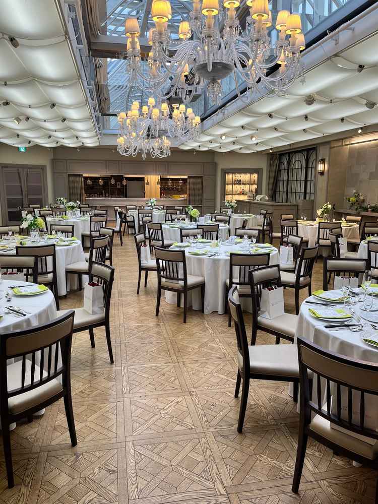 披露宴会場の写真。外から自然光が差込む作り、雨でも照明設備のおかげで暗くなることはなかった。