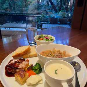 料理の試食をしました。季節のきのこなどを使っていてとてもおいしかったです。