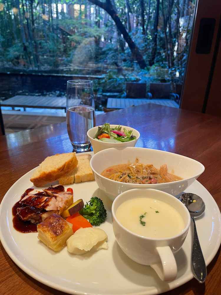 料理の試食をしました。季節のきのこなどを使っていてとてもおいしかったです。