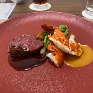 オマール海老とお肉。お肉が柔らかく美味しかったです。