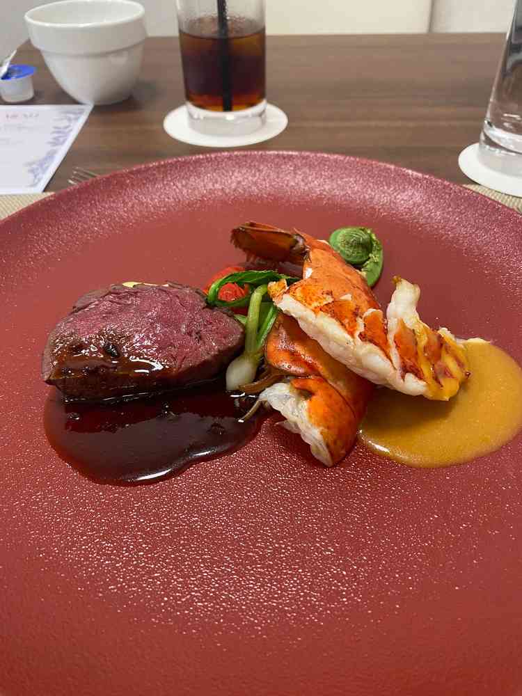 オマール海老とお肉。お肉が柔らかく美味しかったです。