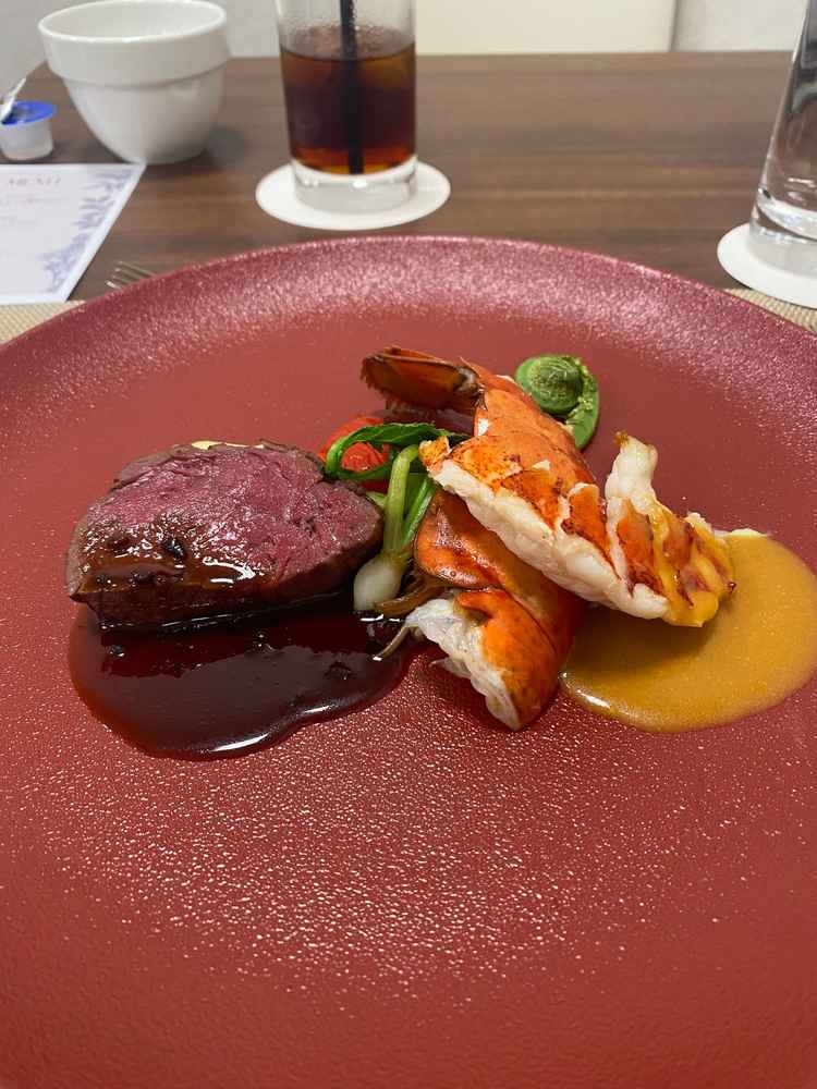 オマール海老とお肉。お肉が柔らかく美味しかったです。