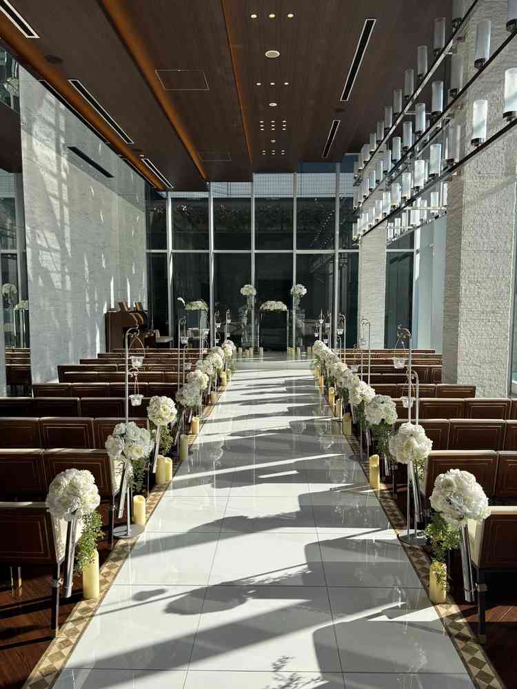 二つ目のチャペル。ガラス張りで光が綺麗に入ります。ローソクも多いので夜も神秘的な空間を作れます。