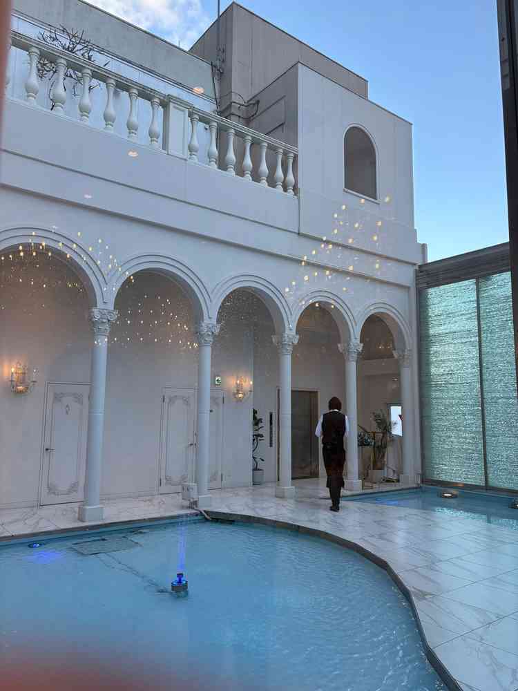 プールのある披露宴会場