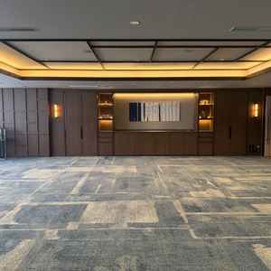 披露宴をする予定の会場。青とグレーと茶で落ち着いていてすごく好きな雰囲気です。