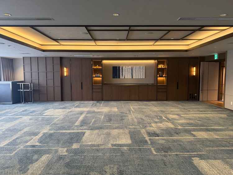 披露宴をする予定の会場。青とグレーと茶で落ち着いていてすごく好きな雰囲気です。