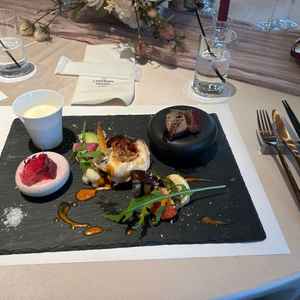 試食会です。和牛のステーキが柔らかく、オマール海老も最高でした。野菜も京野菜を使っていて美味しかった