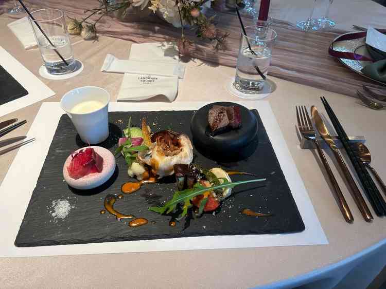 試食会です。和牛のステーキが柔らかく、オマール海老も最高でした。野菜も京野菜を使っていて美味しかった