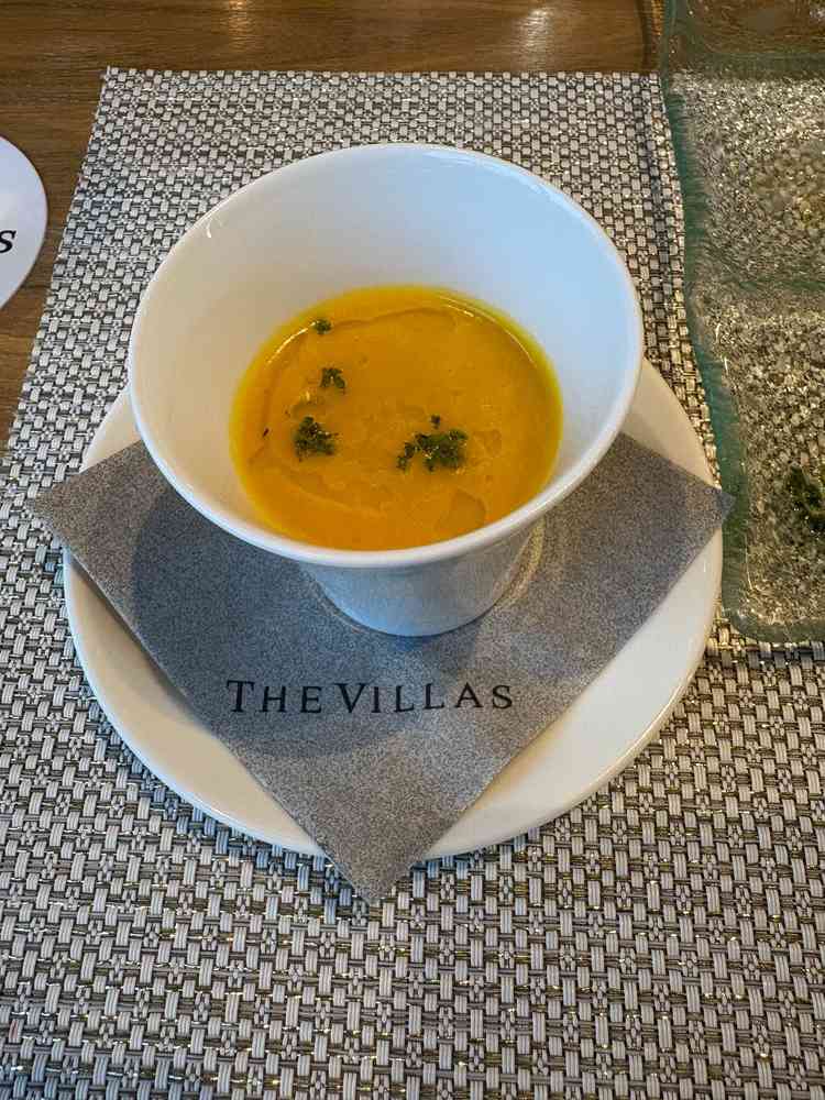 料理を持ってきてくださる方がとても知識が豊富で一品一品料理を作る工程や裏話をお話ししてくださいました