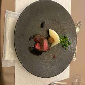 料理のコースは種類豊富。1番低いランクのコースでも、お肉は牛肉を使用していて品数も満足感がある。