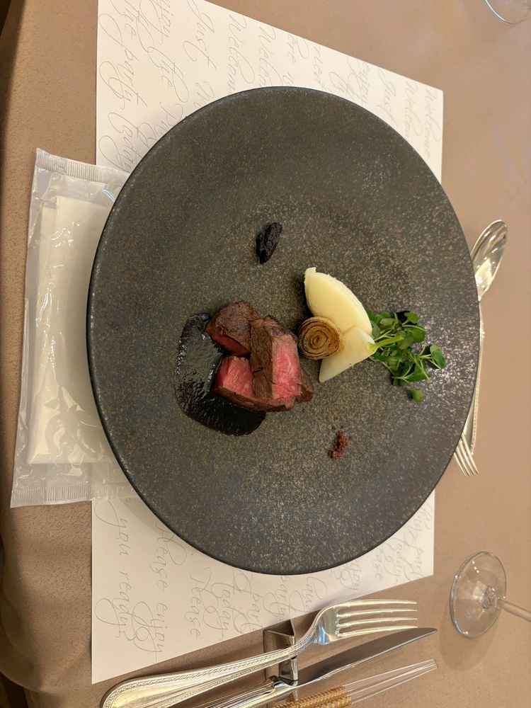 料理のコースは種類豊富。1番低いランクのコースでも、お肉は牛肉を使用していて品数も満足感がある。