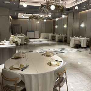 披露宴会場。チャペルのすぐ隣にありこじんまりした印象。