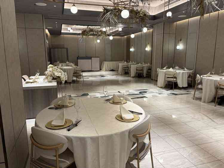 披露宴会場。チャペルのすぐ隣にありこじんまりした印象。