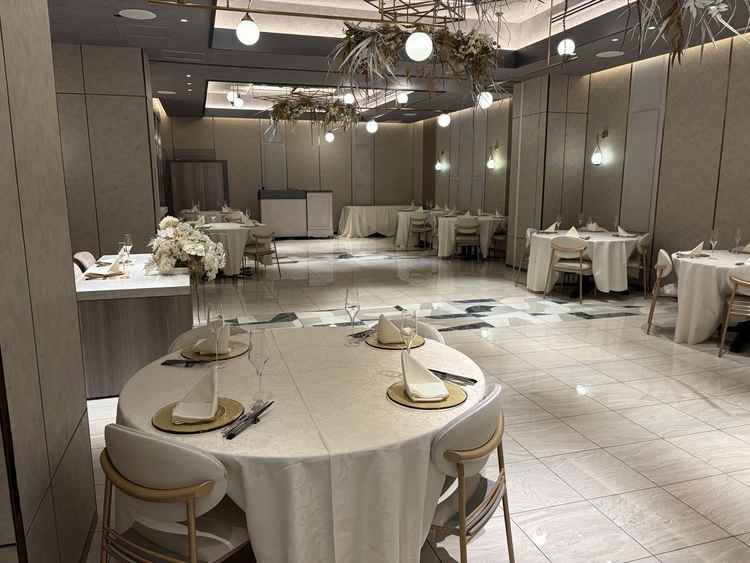 披露宴会場。チャペルのすぐ隣にありこじんまりした印象。