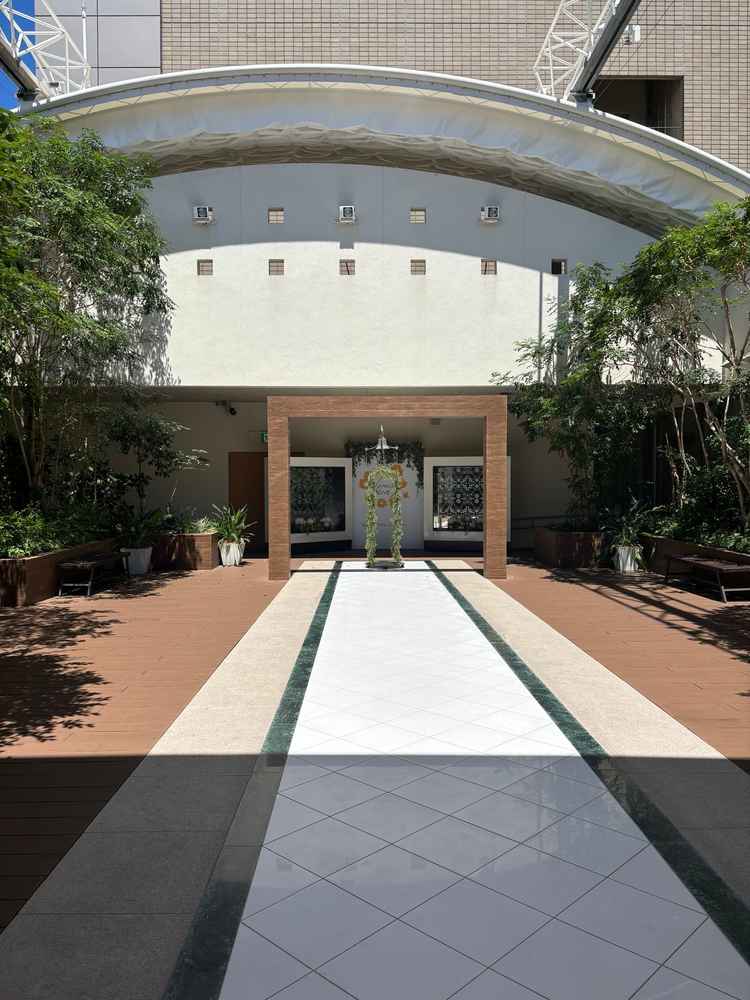 チャペルの向かい側のガーデンテラスの写真です。