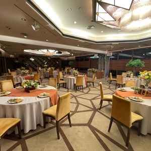 使用していない披露宴会場をゲストの待合室に使えるそう。温かみのある会場で待合室としても良いと感じた。