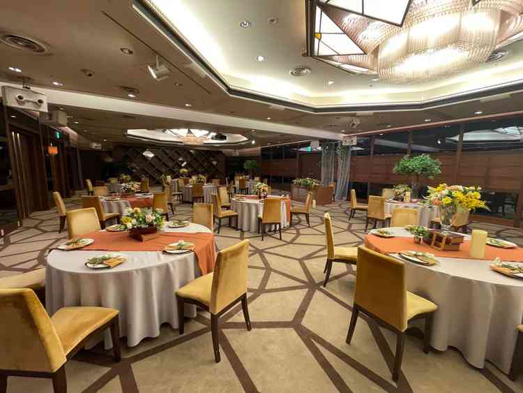 使用していない披露宴会場をゲストの待合室に使えるそう。温かみのある会場で待合室としても良いと感じた。