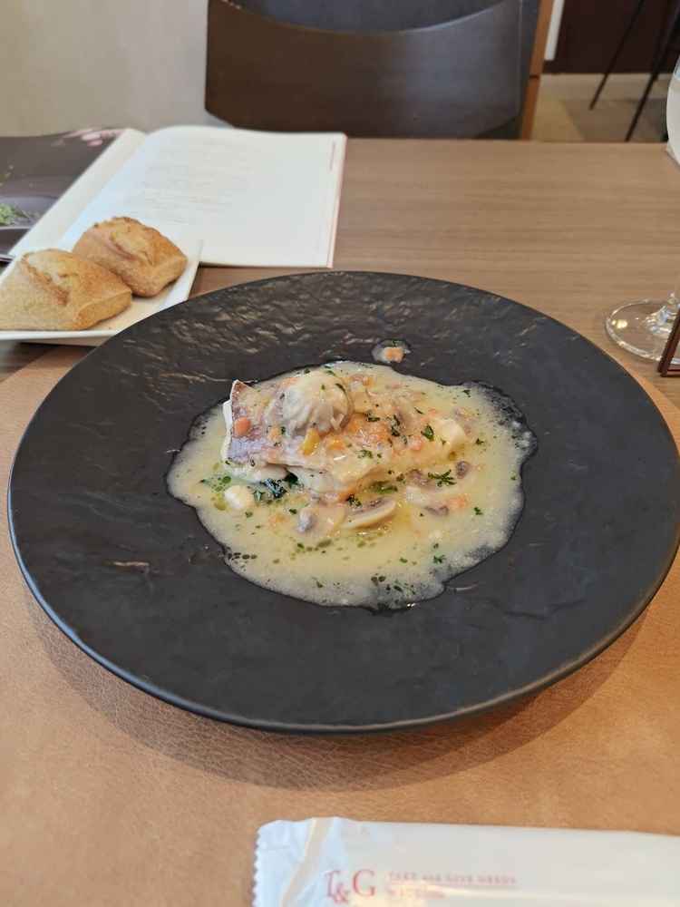 試食プレート「メインの魚料理」　　※挙式実施中のため、打ち合わせスペース以外の撮影禁止。