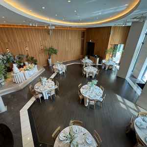 木目調が素敵な披露宴会場。階段を登った先からの眺めです。屋上にあるので外からの眺めも素敵でした。