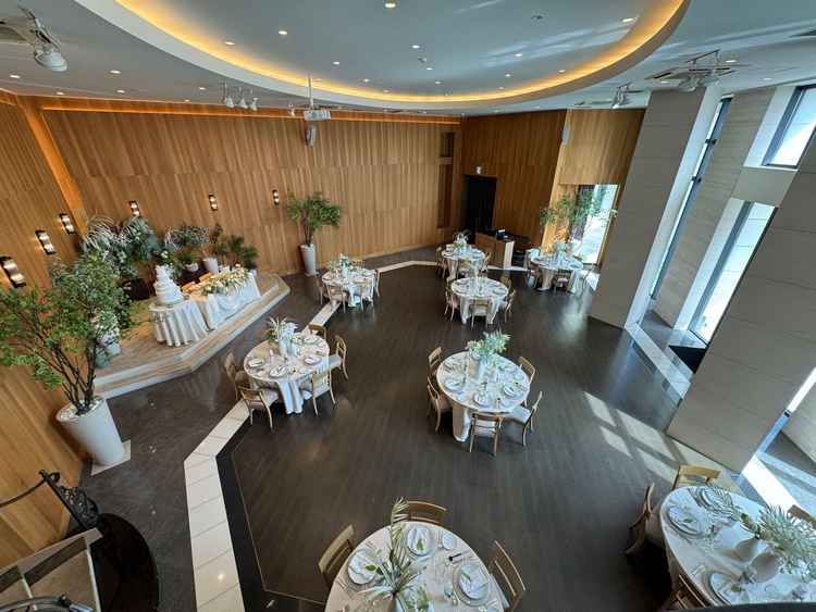 木目調が素敵な披露宴会場。階段を登った先からの眺めです。屋上にあるので外からの眺めも素敵でした。