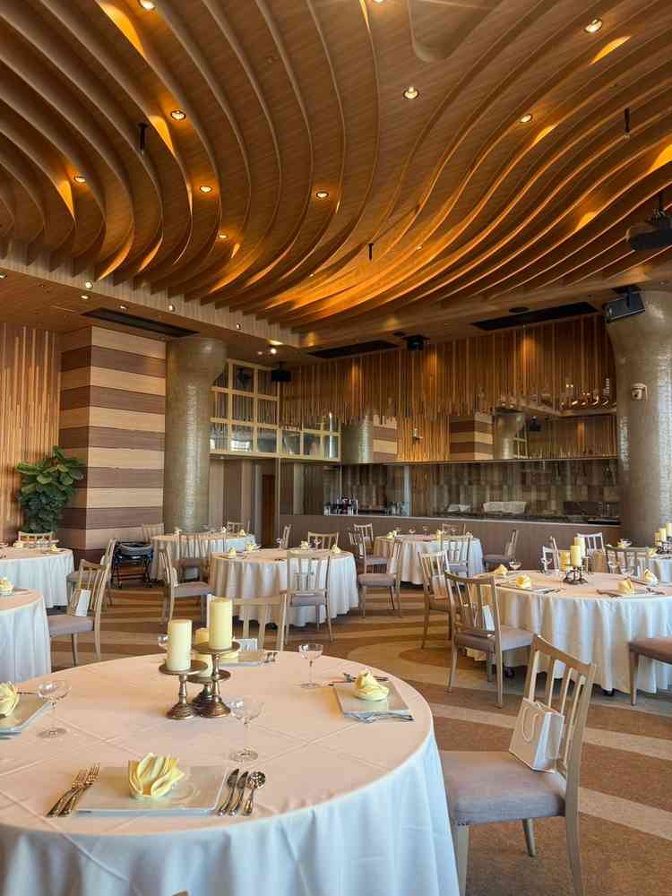 披露宴会場も天井に動きのあるデザインが素敵でテーブルクロス等の色味は自然だが特別感が感じられました。