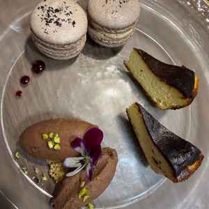 デザート(チーズケーキ、マカロン、ムース)です。