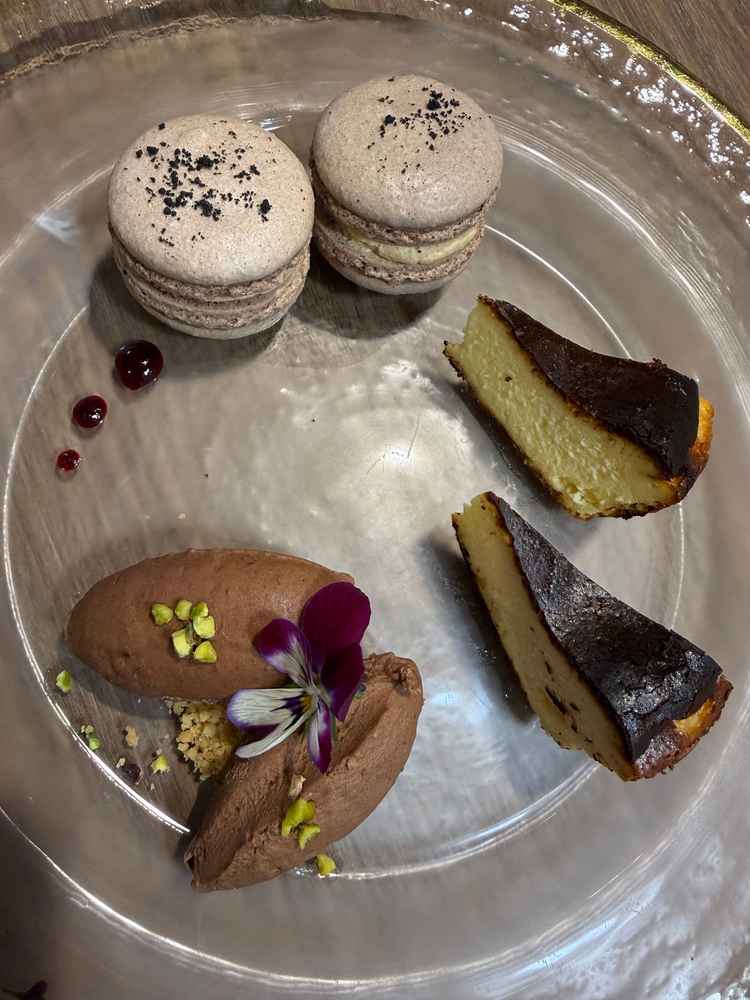 デザート(チーズケーキ、マカロン、ムース)です。