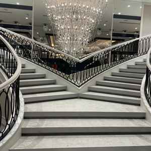 両側階段から降りてきた新郎新婦が真ん中で合流するところもイメージ出来ます。