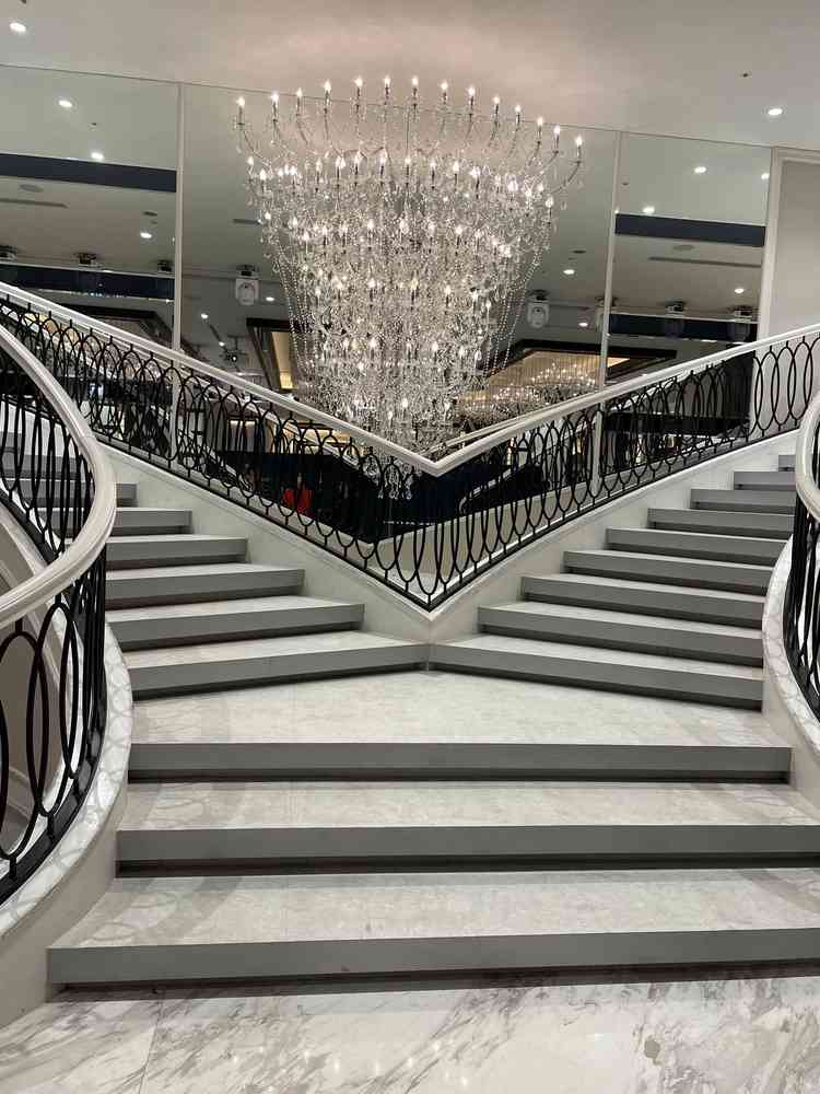 両側階段から降りてきた新郎新婦が真ん中で合流するところもイメージ出来ます。