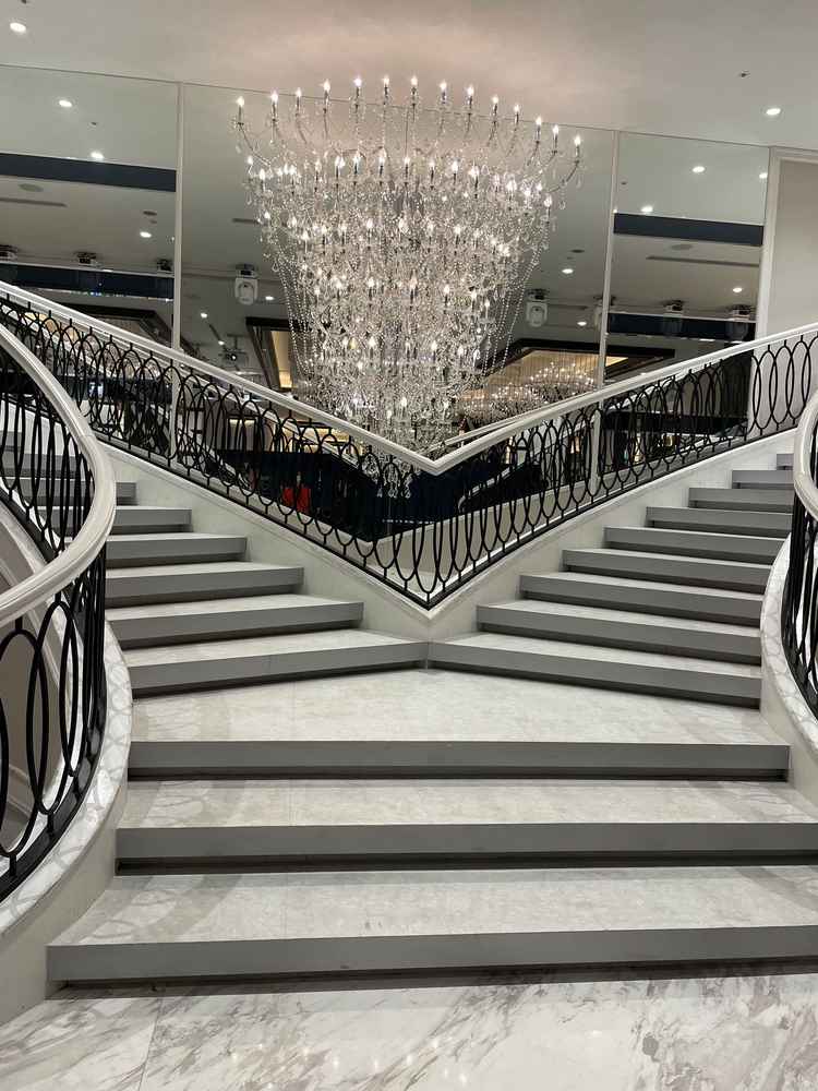 両側階段から降りてきた新郎新婦が真ん中で合流するところもイメージ出来ます。