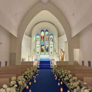 チャペル内の様子（ブルーカーペットが印象的）