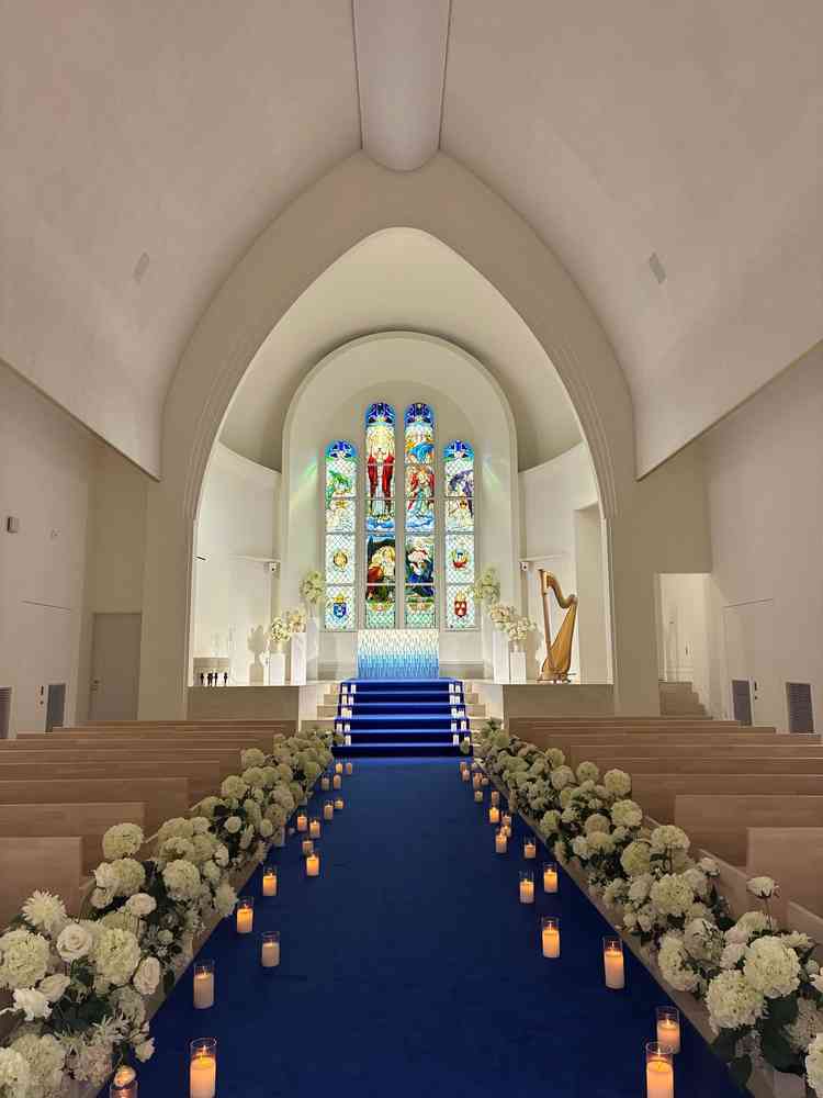 チャペル内の様子（ブルーカーペットが印象的）