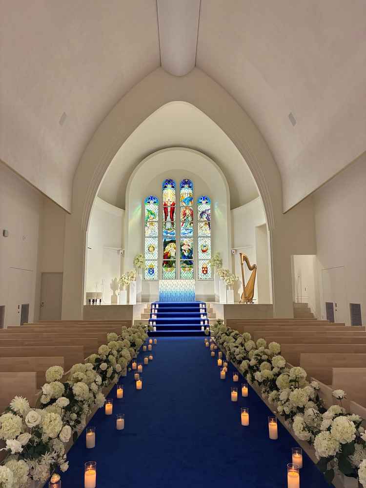 チャペル内の様子（ブルーカーペットが印象的）