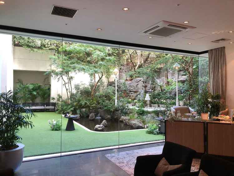 建物内から見えるお庭の様子。滝や池も備わっており想像していた以上に自然を感じられる雰囲気でした。