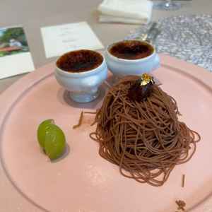 試食のデザートのモンブランはその場で絞っていただきました。